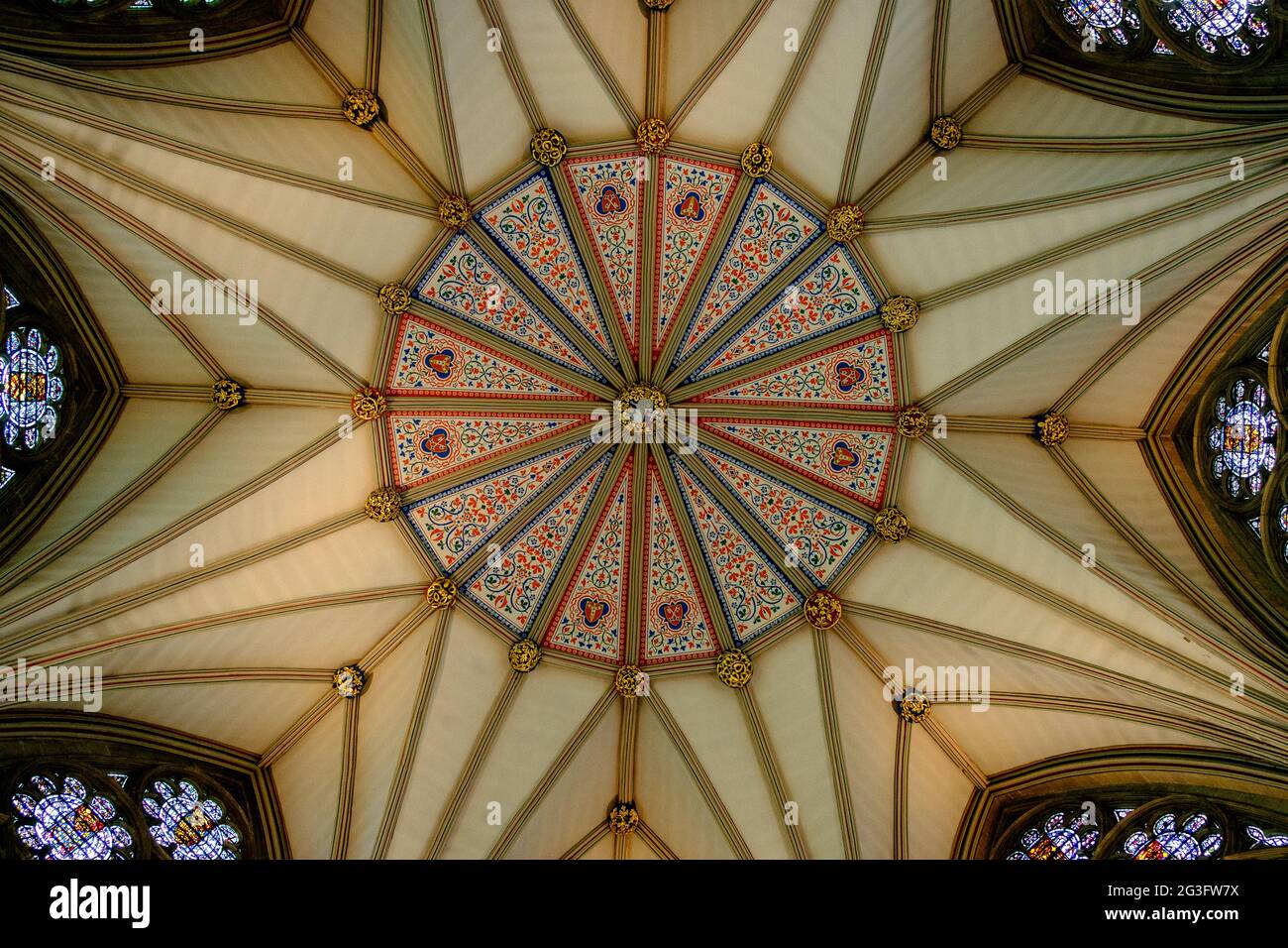Komplizierte Details der gewölbten Decke des Kapitelhauses, Teil der York Minster Cathedral, York, England Stockfoto