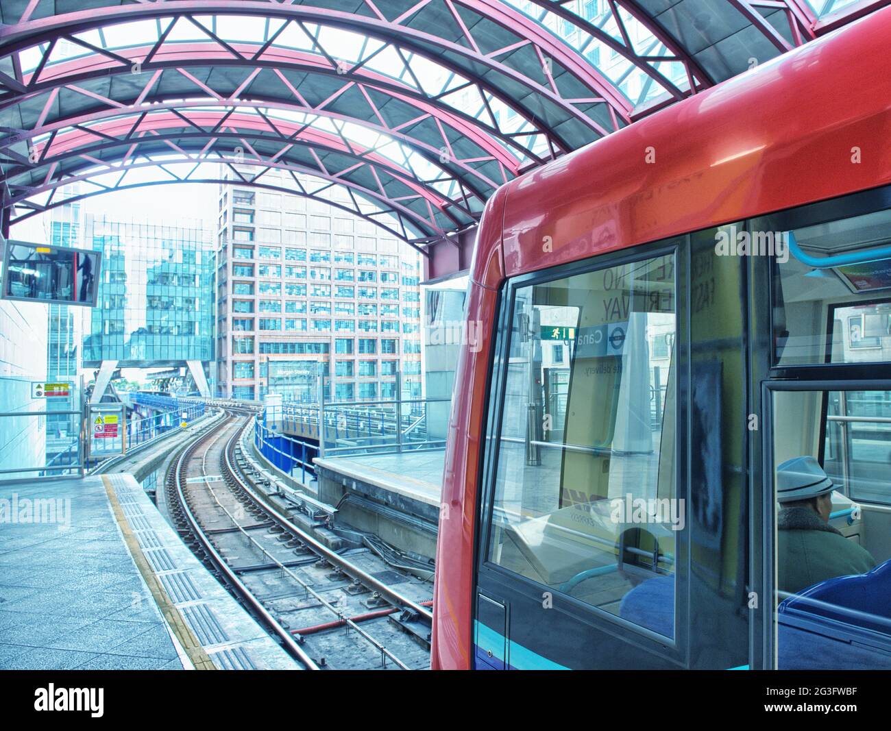 Eine U-Bahn, die von einer Londoner U-Bahn-Station abfährt. Stockfoto