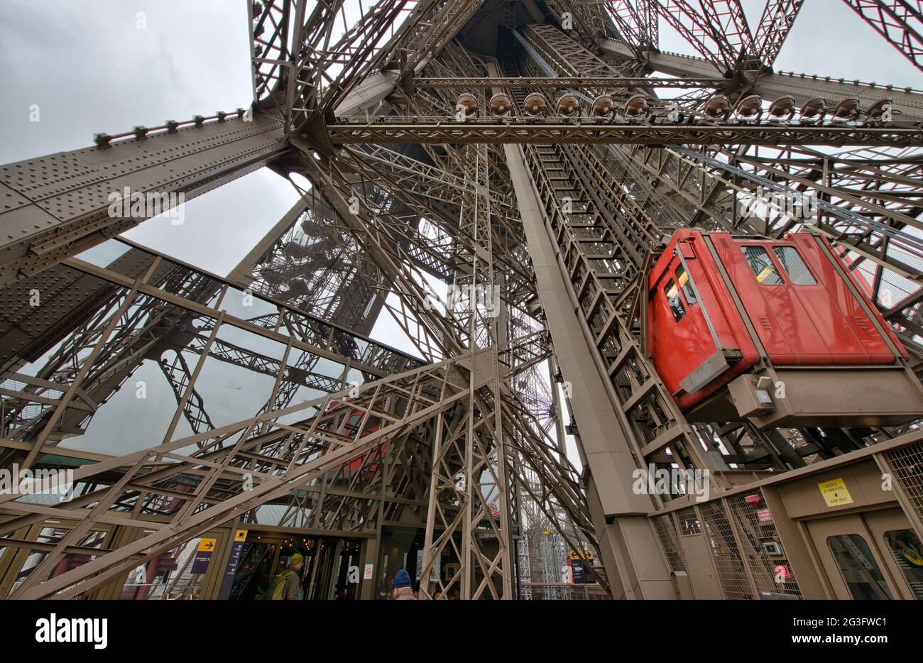 Paris. Ungewöhnliche Aufzüge des Eiffelturms, die die Passagiere zu den Aussichtsplattform bringen. Sie befinden sich auf den Beinen des Turms und f Stockfoto