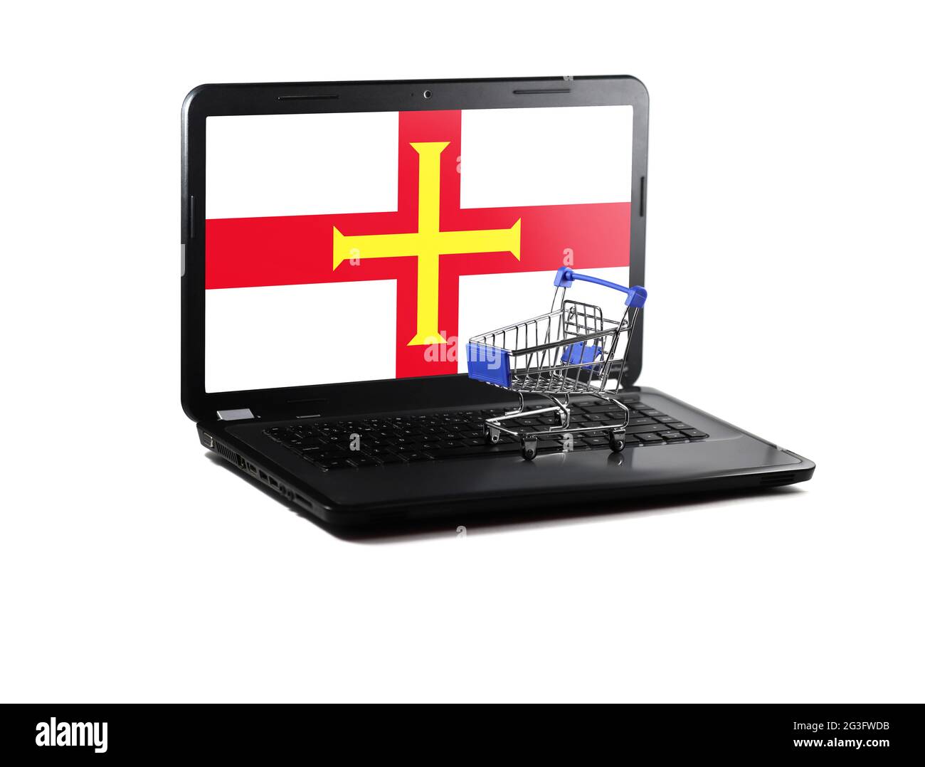 Isoliert auf weißem Hintergrund Laptop mit Guernsey Flagge auf dem Display, Online-Shopping-Verkaufskonzept Stockfoto