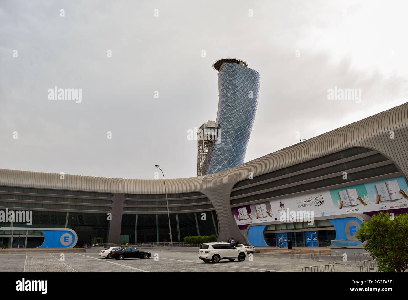 Abu Dhabi National Exhibition Centre, Schiefer Turm von Abu Dhabi - Vereinigte Arabische Emirate. Stockfoto