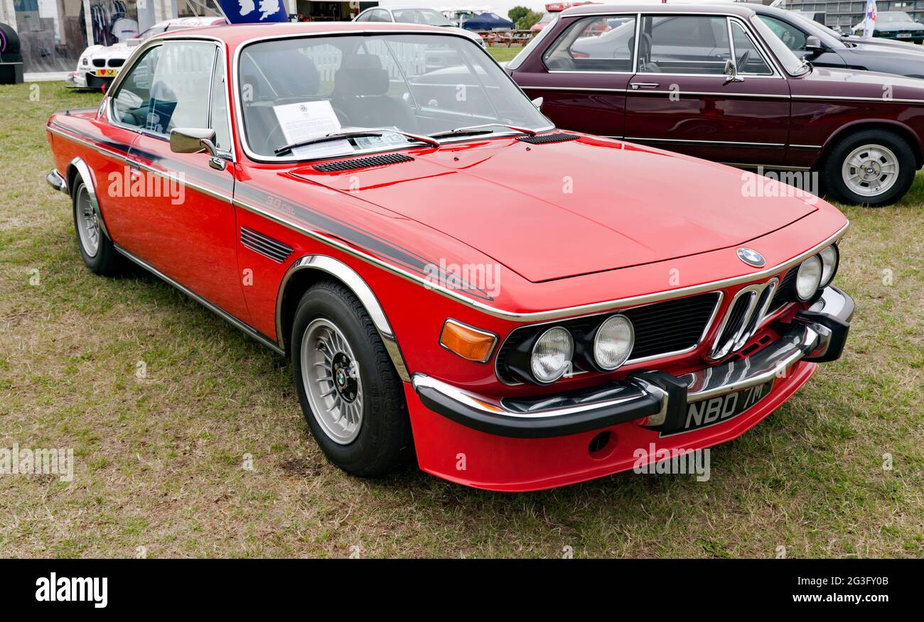 Drei Viertel Vorderansicht eines roten, 1973, BMW 3.0 CSL auf dem Display bei der Silverstone Classic 2017 Stockfoto