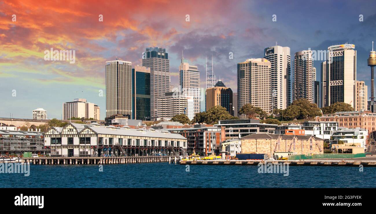 Wolkenkratzer im Hafen von Sydney in Port Jackson, natürlicher Hafen von Sydney - Australien Stockfoto