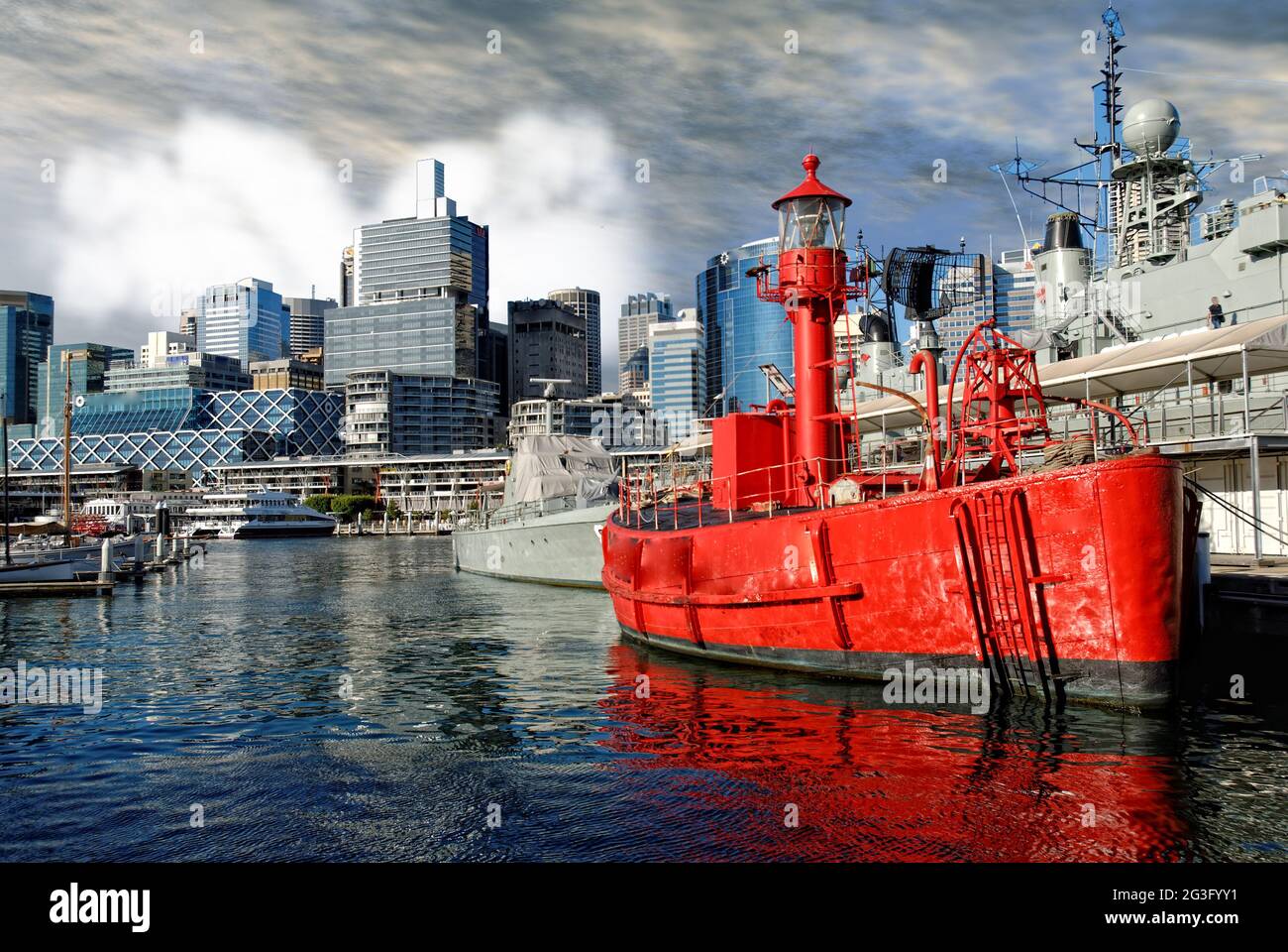 Rotes Schiff im Hafen von Sydney, Australien Stockfoto