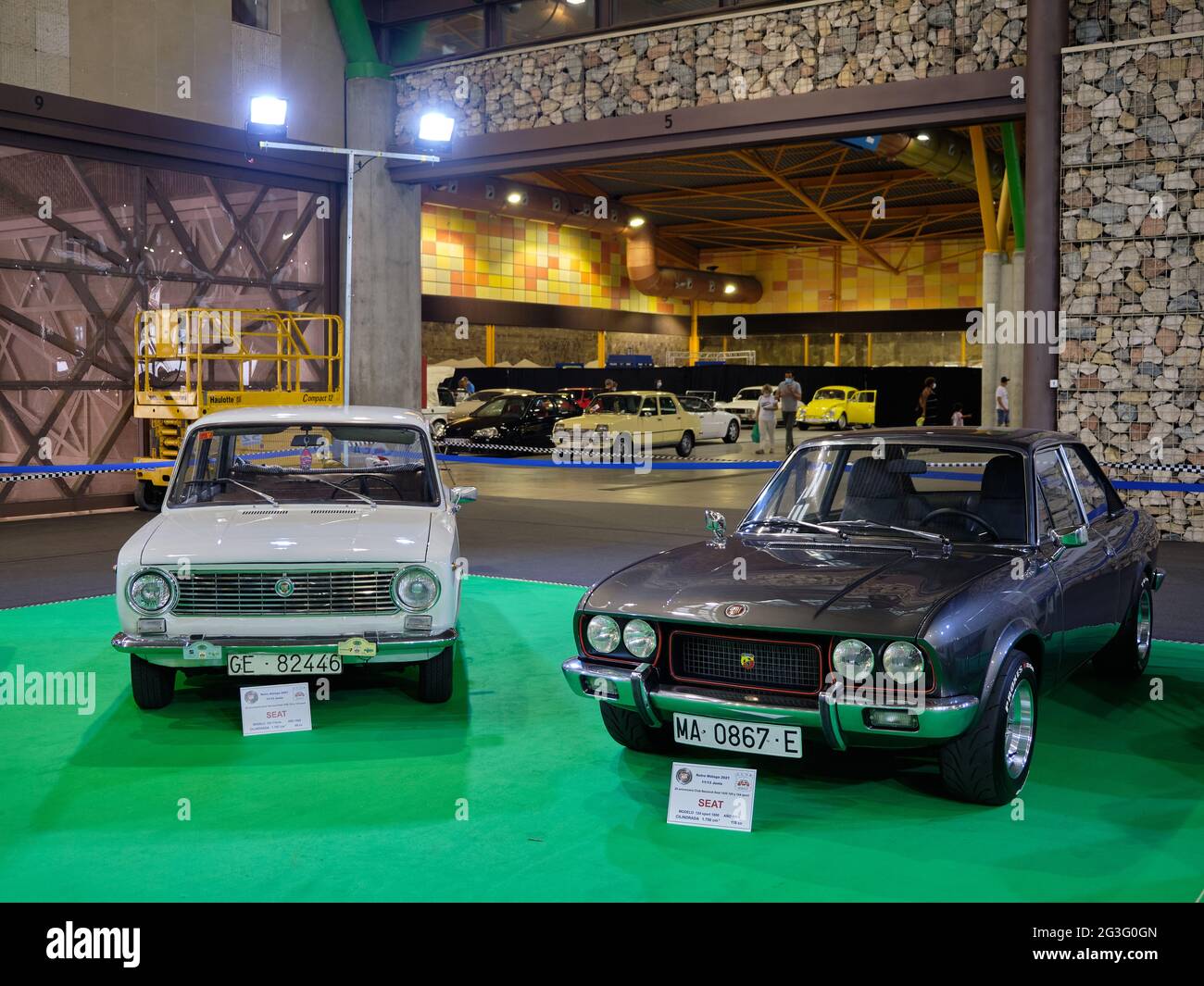 1968 Sitz 124-1200cc und 1974 Sitz 124 Sport 1800. Retro Malaga 2021, Andalusien, Spanien. Stockfoto