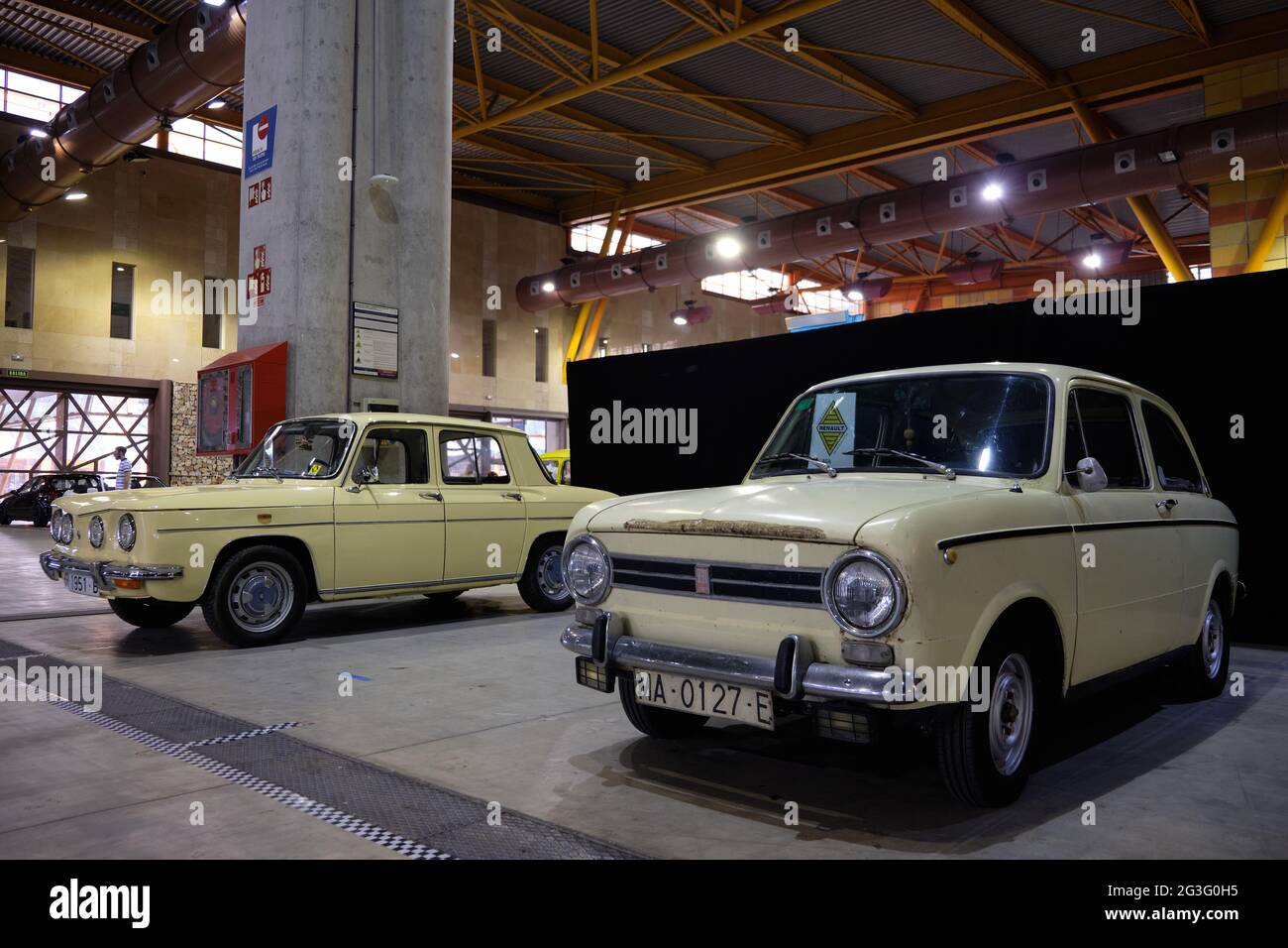 1974 Sitz 850 und 1973 Renault 8. Retro Malaga 2021, Andalusien, Spanien. Stockfoto