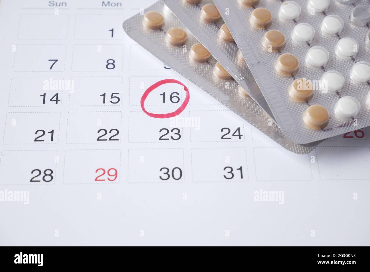 Geburtenkontrolle Pillen, Kalender und Notizblock auf dem Tisch  Stockfotografie - Alamy