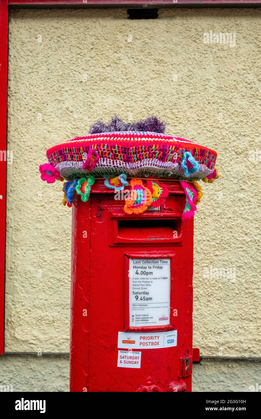 Gehäkelte Abdeckung, Topper für rote Royal Mail-Briefkasten, Walsall, Großbritannien Stockfoto