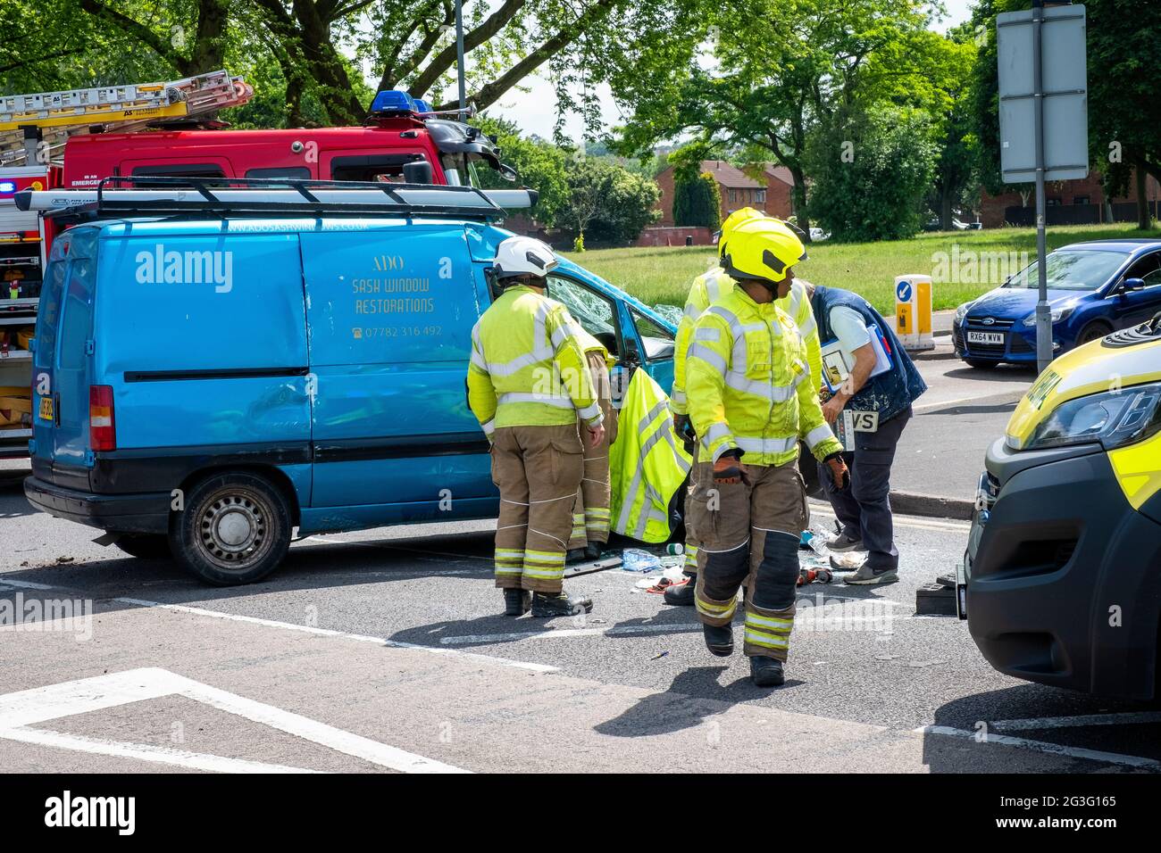 Die Rettungsdienste sperren aufgrund eines Unfalls mit einem umgedrehten Transporter das Gelände. Stockfoto