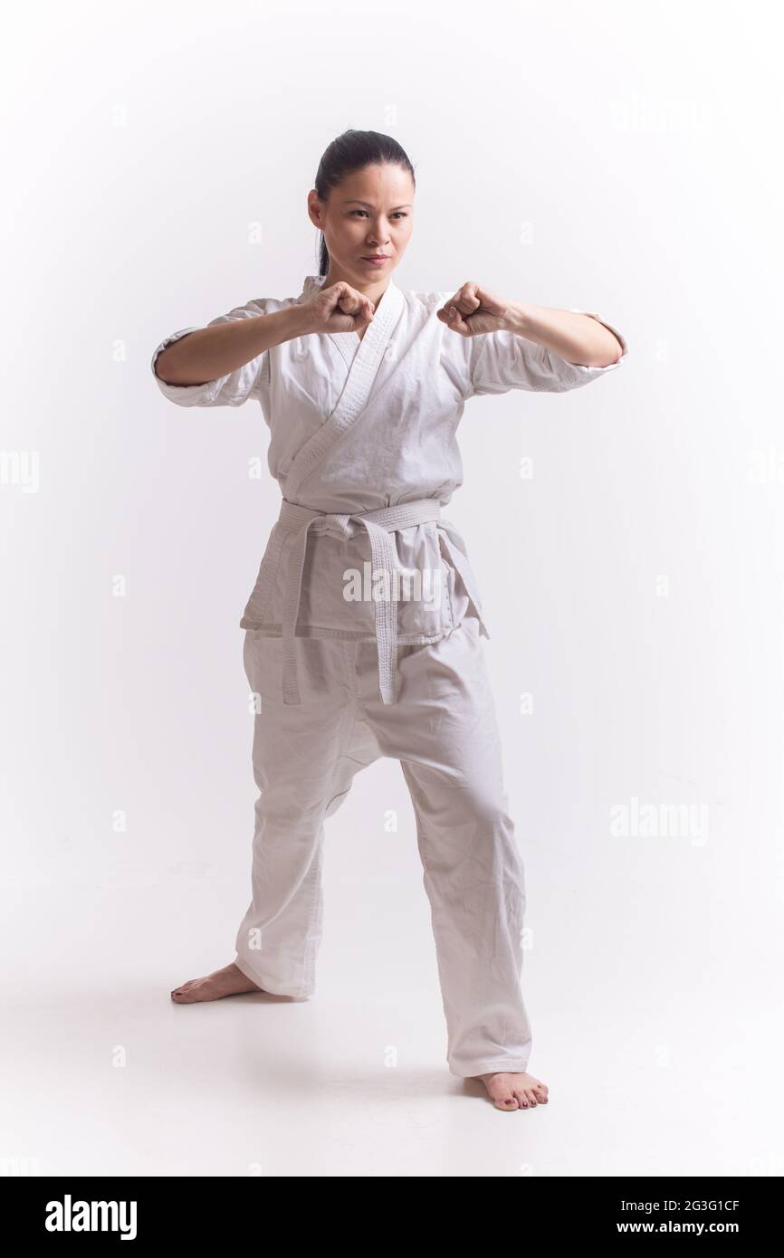 Frau zeigt Block in der Kampfkunstübung Stockfoto