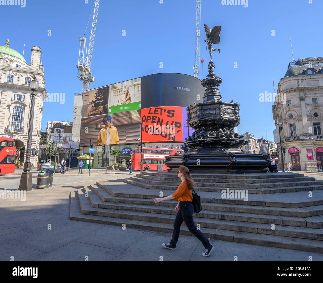 Piccadilly Circus, London, Großbritannien. 16. Juni 2021. Heißer Tag im Zentrum Londons mit dem Slogan auf der elektronischen Tafel im Piccadilly Circus ‘Let’s Open Up London’. Gewitter werden später prognostiziert. Quelle: Malcolm Park/Alamy Live News. Stockfoto