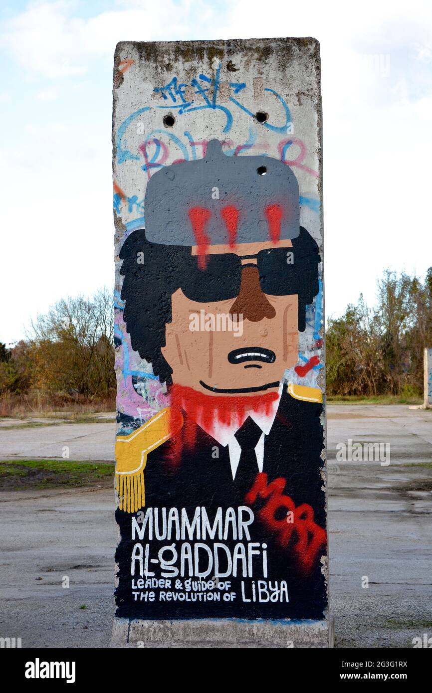 Mauerteil mit der Darstellung Muammar Al-Gaddafi Stockfoto
