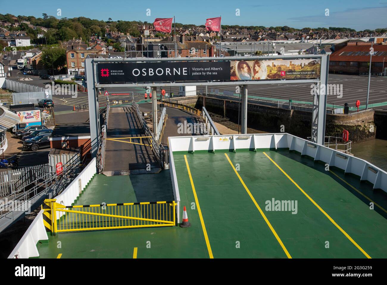 East Cowes, Isle of Wight, Großbritannien. 2021. Oberdeck für Autos auf einer Ro Ro Fähre neben dem Terminal in Cowes, Großbritannien Stockfoto
