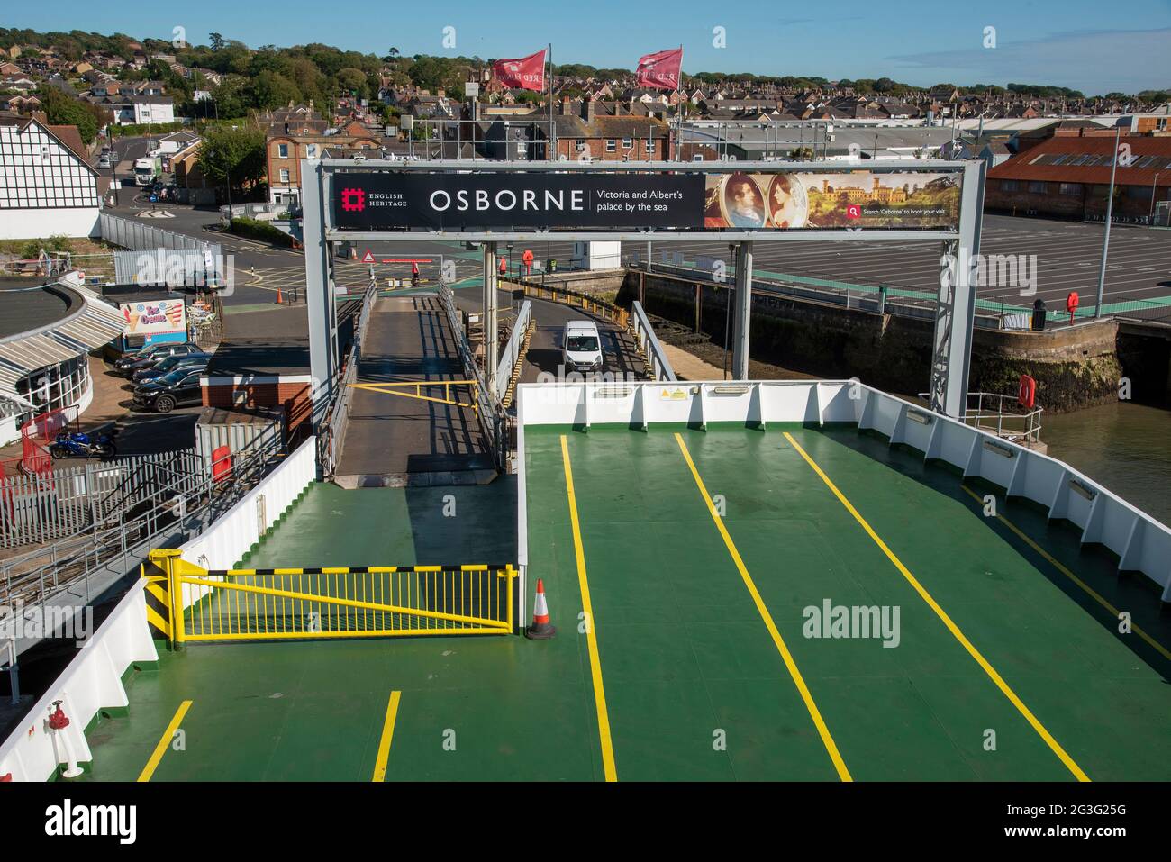 East Cowes, Isle of Wight, Großbritannien. 2021. Oberdeck für Autos auf einer Ro Ro Fähre neben dem Terminal in Cowes, Großbritannien Stockfoto