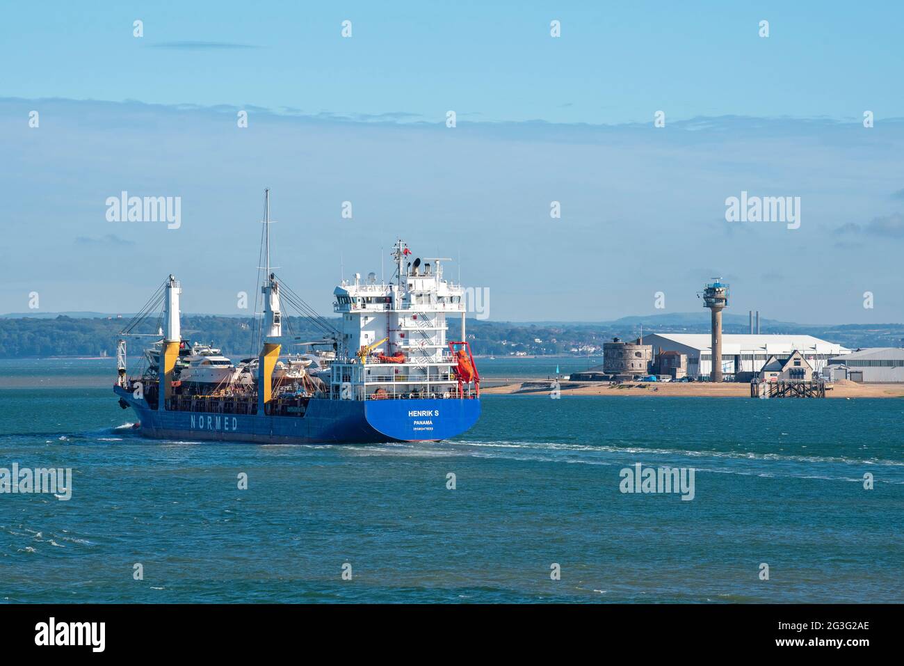 Southampton Water, England, Großbritannien. 2021. Henrix S ein Stückgutschiff, das mit einer Ladung von Freizeitbooten auf Southampton Water unterwegs ist und Calshot Spit passiert. Stockfoto