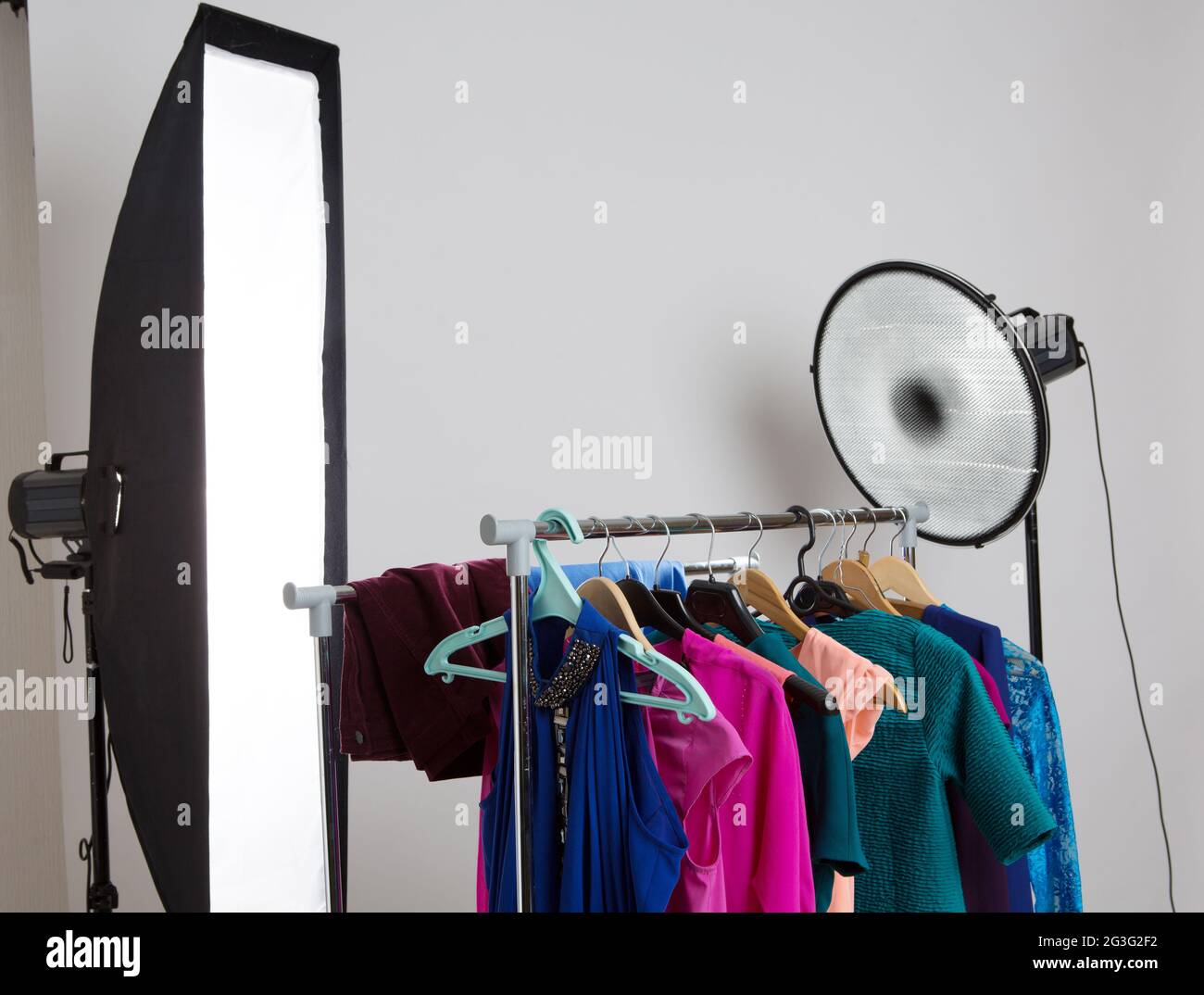 Tragen Sie den Kleiderbügel im Fotostudio Stockfoto