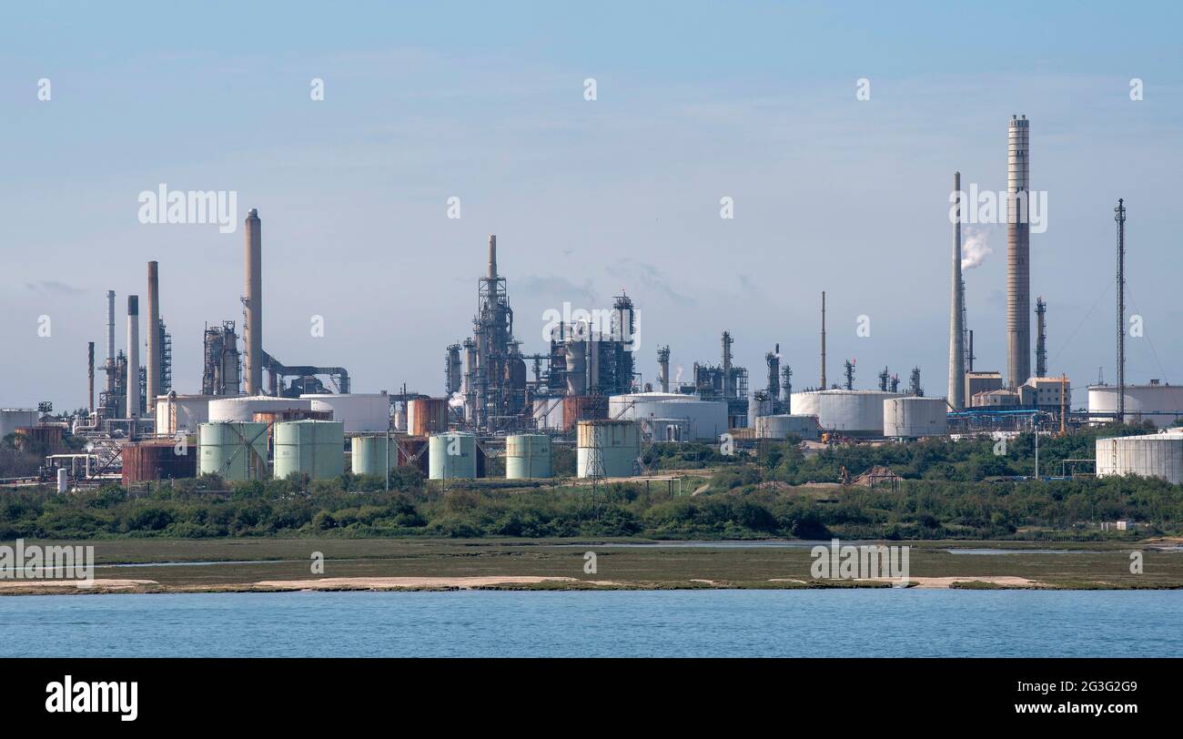 Fawley, Hampshire, England, Großbritannien. 2021. Fawley-Raffinerie aus der Sicht von Southampton Water, dem größten petrochemischen Verarbeitungskomplex Großbritanniens. Stockfoto