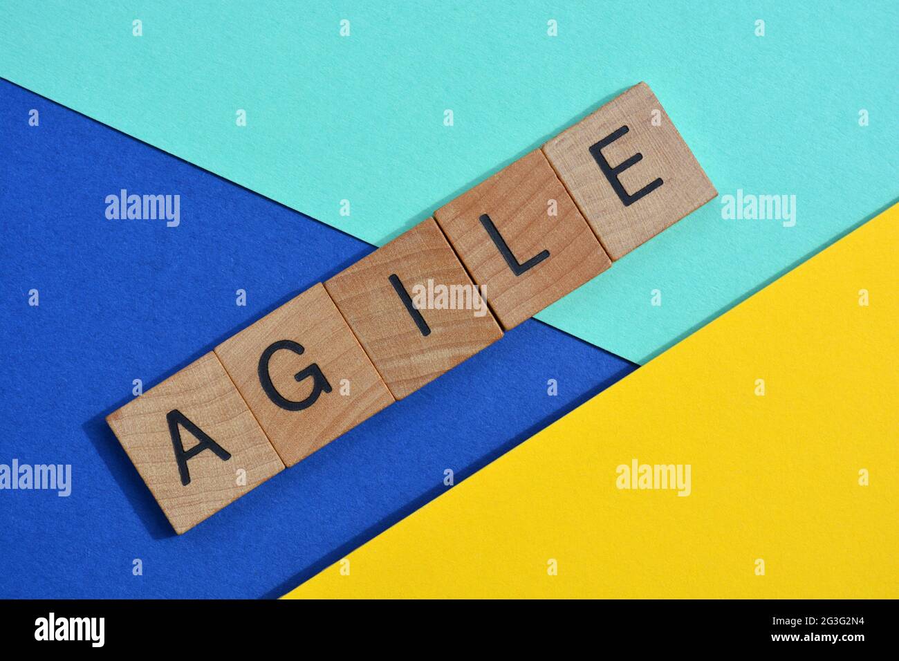 Wendig, Wort in Holzbuchstaben auf buntem Hintergrund isoliert Stockfoto