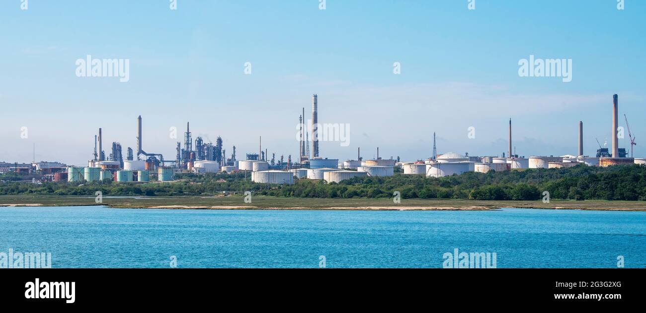Fawley, Hampshire, England, Großbritannien. 2021. Fawley-Raffinerie aus der Sicht von Southampton Water, dem größten petrochemischen Verarbeitungskomplex Großbritanniens. Stockfoto