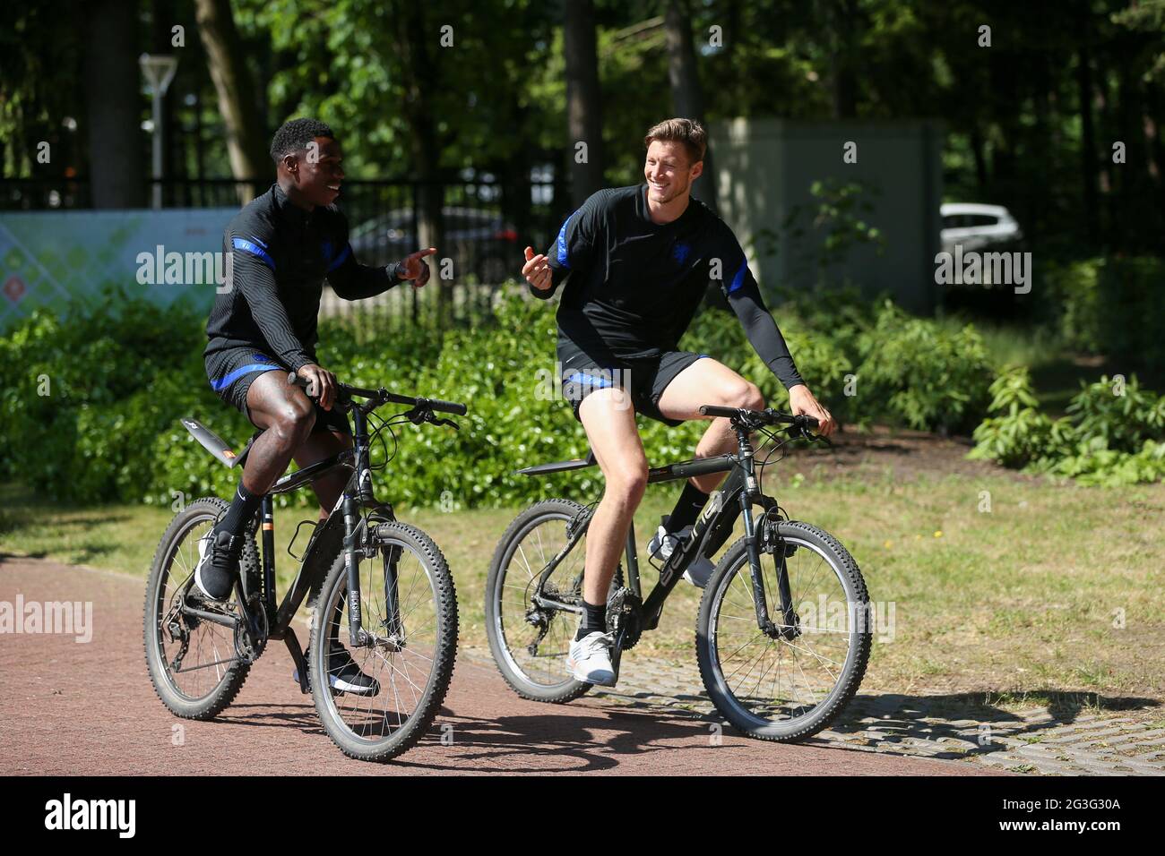 Zeist, Niederlande. Juni 2021. Wout Weghorst aus den Niederlanden (R) bereitet sich auf ein Training vor dem UEFA Euro 2020 Championship Group C Match zwischen den Niederlanden und Österreich auf dem KNVB Campus in Zeist, Niederlande, am 16. Juni 2021 vor. Quelle: Zheng Huansong/Xinhua/Alamy Live News Stockfoto