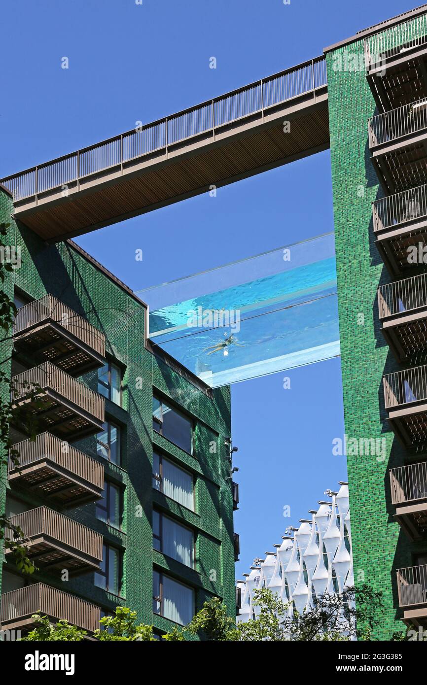 Blick auf den Sky Pool, Embassy Gardens, Vauxhall, London, Großbritannien. Erstreckt sich über 25 m zwischen den Dächern benachbarter Wohnblocks. Architekt HAL. Stockfoto