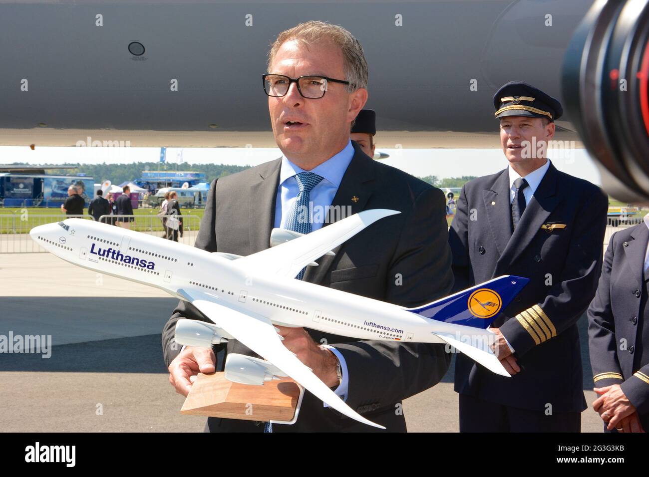 Lufthansa Chef Carsten Spohr mit Pilot vor dem neuen Super Jumbo B747-8 Stockfoto