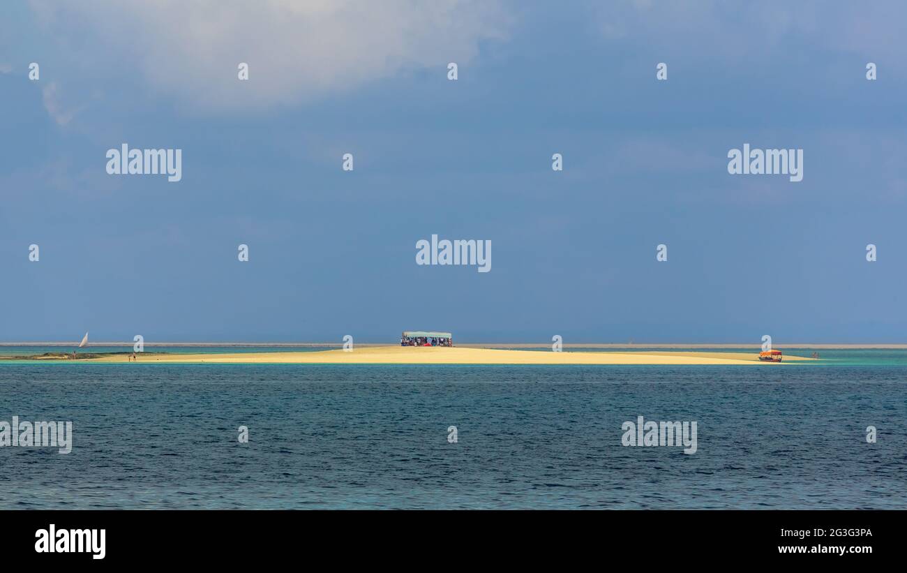 Tiny Island in der Mitte des Ozeans Stockfoto