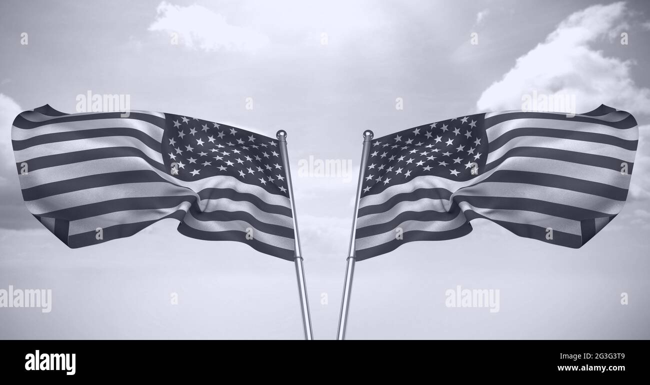 Monochrome Komposition von zwei amerikanischen Flaggen auf Polen, die am bewölkten Himmel in entgegengesetzte Richtungen wehen Stockfoto