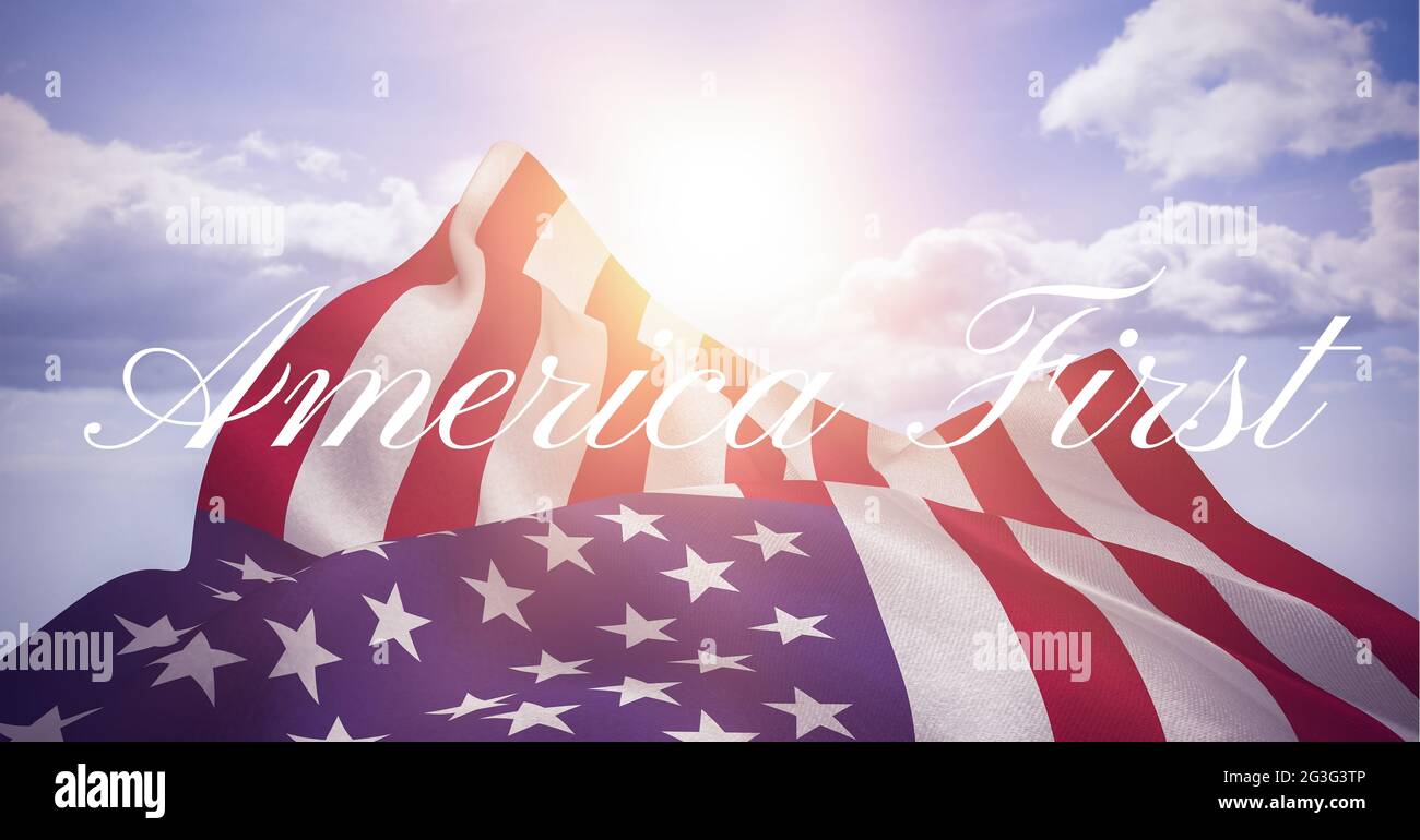 Textkomposition amerika zuerst in Weiß über amerikanischer Flagge, die in einem sonnigen, wolkigen, blauen Himmel wölbt Stockfoto