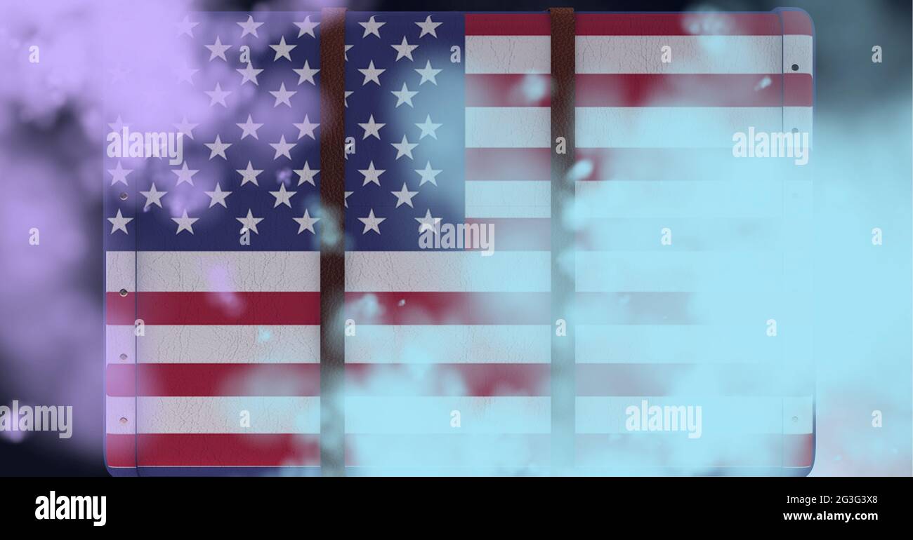 Komposition aus buntem blauem und purpurem Rauch über amerikanischer Flagge auf genietetem Metall Stockfoto