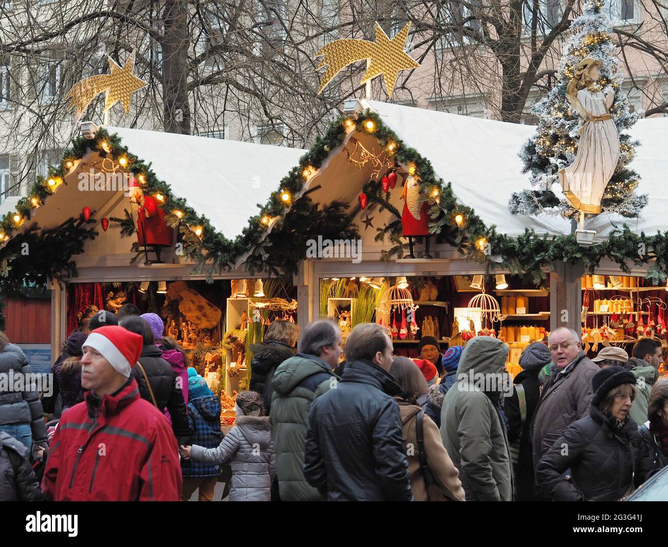 Menschen vor den Weihnachtsmarktständen am Universitätsplatz in Heidelberg, Deutschland. Stockfoto