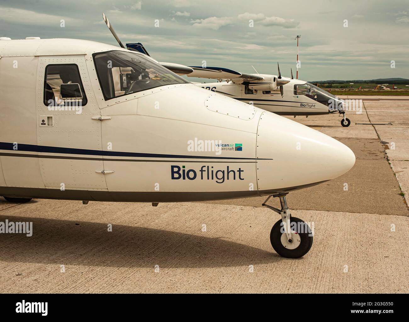 Ein in Dänemark registrierter Vulcanair P68C, der Ende Mai 2021 vom Flughafen Aberdeen abfliegt. Stockfoto