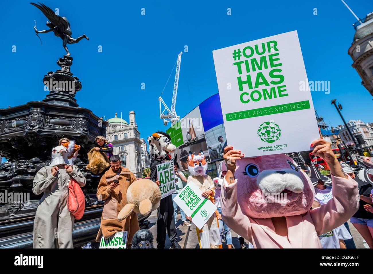 London, Großbritannien. Juni 2021. Stella McCartneys Herbst-2021-Kampagne ‘Unsere Zeit ist gekommen' auf den Piccadilly Lights, Piccadilly Circus. Um die Menschen zu ermutigen, die HSI-Petition für das freie Großbritannien zu unterzeichnen, organisierte Stella McCartney eine Guerilla-Versammlung mit Markenbotschaftern (ca. 20 - 30), die Tierköpfe trugen, ähnlich denen, die in der Herbstkampagne 2021 verwendet wurden, und forderte Passanten auf, die Petition der Humane Society für das freie Großbritannien zu unterschreiben. Kredit: Guy Bell/Alamy Live Nachrichten Stockfoto