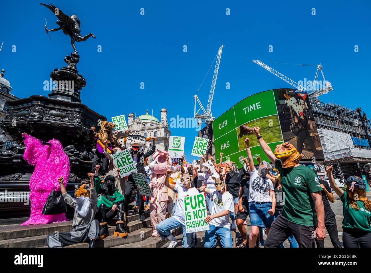 London, Großbritannien. Juni 2021. Stella McCartneys Herbst-2021-Kampagne ‘Unsere Zeit ist gekommen' auf den Piccadilly Lights, Piccadilly Circus. Um die Menschen zu ermutigen, die HSI-Petition für das freie Großbritannien zu unterzeichnen, organisierte Stella McCartney eine Guerilla-Versammlung mit Markenbotschaftern (ca. 20 - 30), die Tierköpfe trugen, ähnlich denen, die in der Herbstkampagne 2021 verwendet wurden, und forderte Passanten auf, die Petition der Humane Society für das freie Großbritannien zu unterschreiben. Kredit: Guy Bell/Alamy Live Nachrichten Stockfoto