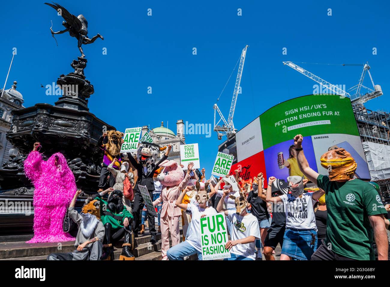 London, Großbritannien. Juni 2021. Stella McCartneys Herbst-2021-Kampagne ‘Unsere Zeit ist gekommen' auf den Piccadilly Lights, Piccadilly Circus. Um die Menschen zu ermutigen, die HSI-Petition für das freie Großbritannien zu unterzeichnen, organisierte Stella McCartney eine Guerilla-Versammlung mit Markenbotschaftern (ca. 20 - 30), die Tierköpfe trugen, ähnlich denen, die in der Herbstkampagne 2021 verwendet wurden, und forderte Passanten auf, die Petition der Humane Society für das freie Großbritannien zu unterschreiben. Kredit: Guy Bell/Alamy Live Nachrichten Stockfoto