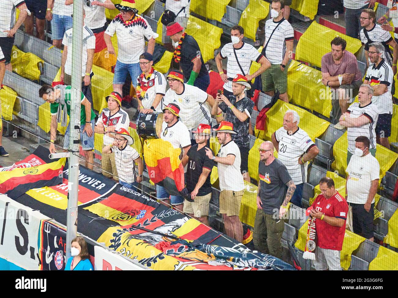 Deutsche Fans trauern beim Gruppenspiel F FRANKREICH - DEUTSCHLAND 1-0 bei der Fußball-UEFA-Europameisterschaft 2020 in der Saison 2020/2021 am 15. Juni 2021 in München. © Peter Schatz / Alamy Live News Stockfoto