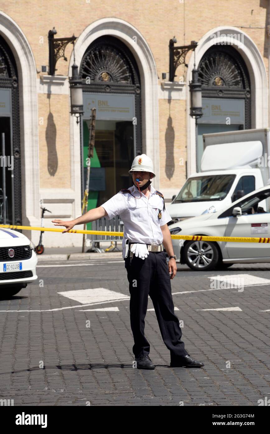 Italien, Rom, Piazza Venezia, örtlicher Polizist, der den Verkehr regelt Stockfoto