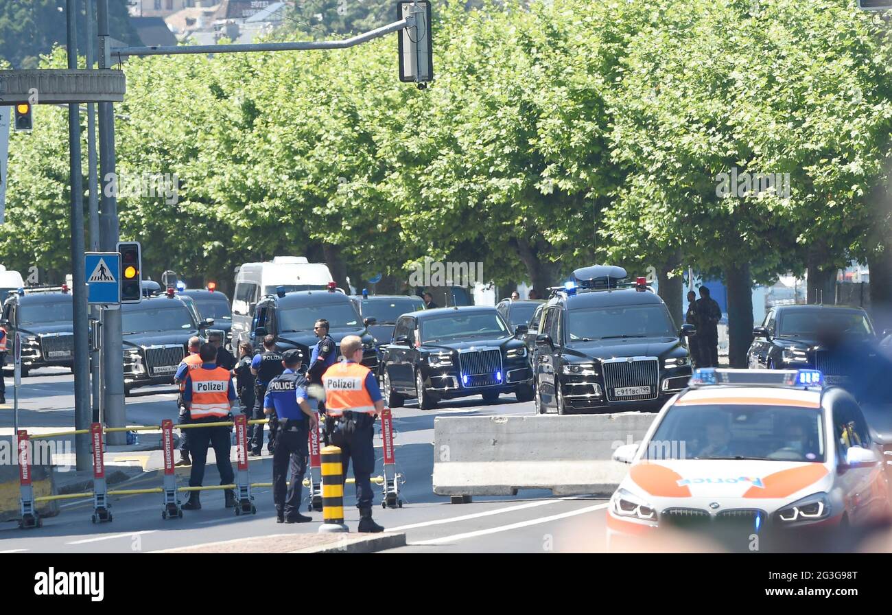 Genf, Schweiz. Juni 2021. Die Flotte des russischen Präsidenten Wladimir Putin trifft am 16. Juni 2021 am Standort des USA-Russland-Gipfels in Genf, Schweiz, ein. US-Präsident Joe Biden und sein russischer Amtskollege Wladimir Putin trafen sich am Mittwoch in der Villa La Grange in Genf, dem ersten persönlichen Treffen der beiden Staats- und Regierungschefs seit Amtsantritt der Regierung Biden am 20. Januar. Kredit: Guo Chen/Xinhua/Alamy Live Nachrichten Stockfoto