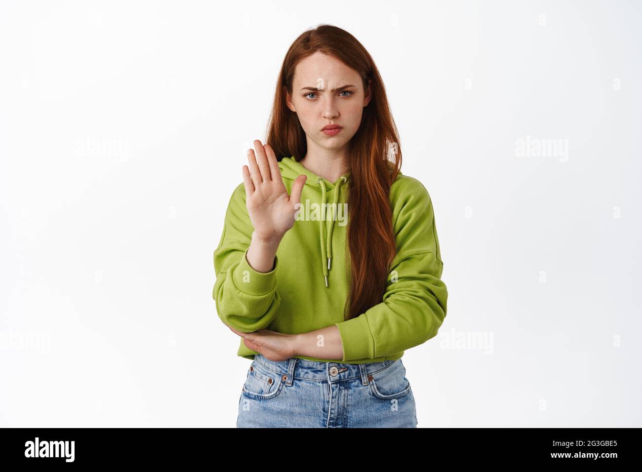 Kein Danke. Ernsthafte widerstrebende Frau schüttelt die Hand, um zu verwerfen, lehnen einige schlechte uninteressante Angebot, jemanden blockieren, kommen nicht näher Geste, weiß Stockfoto