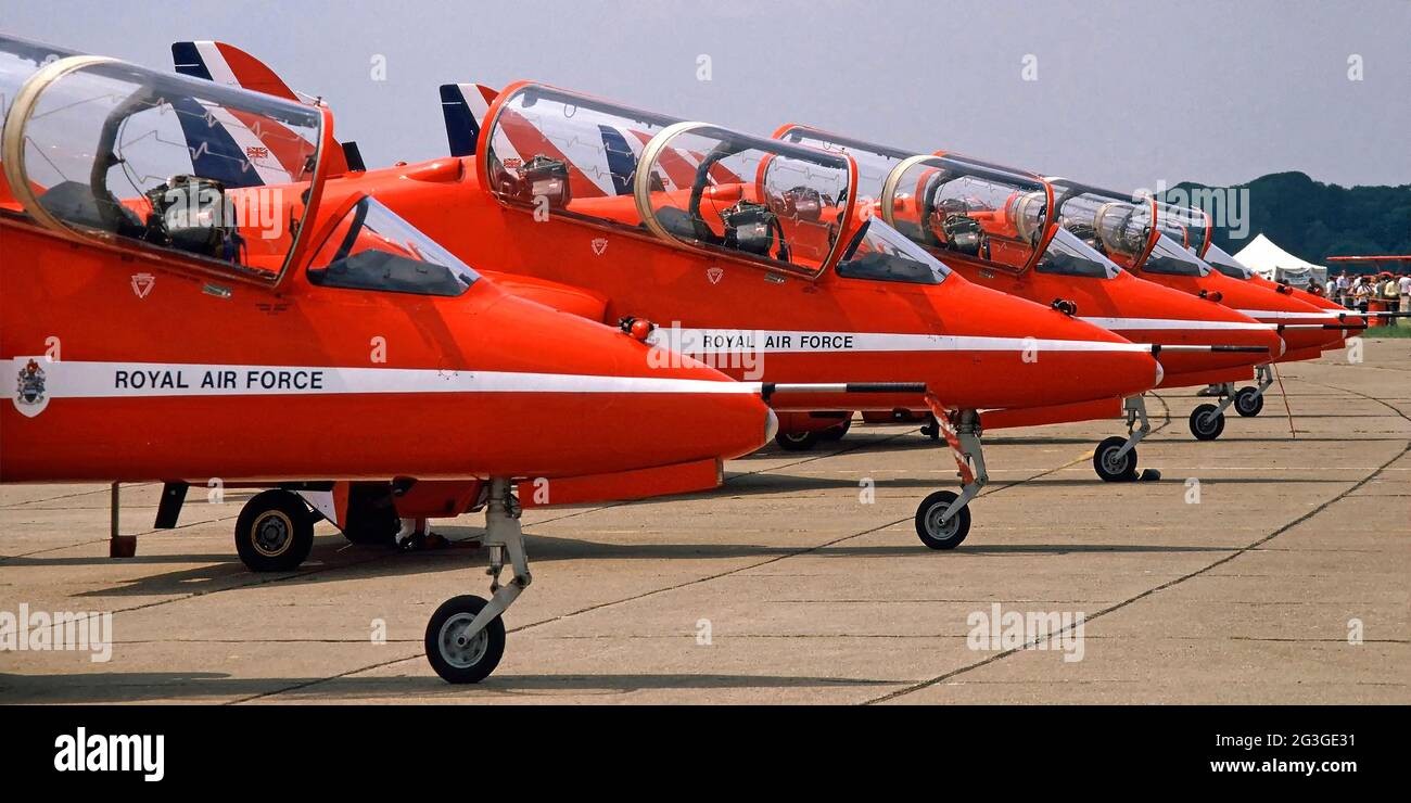 Close up 1980er Jahre Archiv Ansicht Reihe von fünf roten Pfeilen Royal Air Force RAF Kunstflug fliegen Anzeige Team Jet Engine Rot weiß und blau BAE Hawk Trainer Militärflugzeug ordentlich aufgereiht mit offenem Cockpit Baldachin auf Beton hart stehend Bei Air Tattoo, das auf dem North Weald Airfield stattfindet, ein Archivbild in der Nähe von Epping in Essex England der 80er Jahre Stockfoto