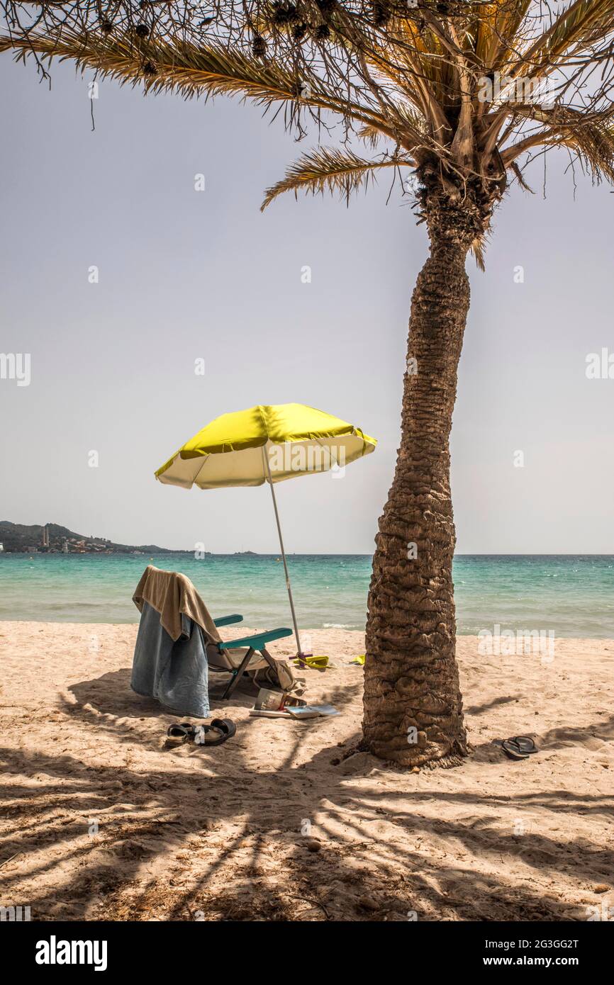 Berlin, Mallorca, Spanien. Juni 2021. Strandszene mit leerem Sonnenschirm und Liege am Strand auf Mallorca. Quelle: John-Patrick Morarescu/ZUMA Wire/Alamy Live News Stockfoto