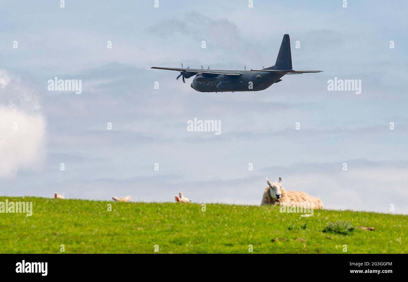 Ein Militärflugzeug, das mit Lockerbie, Dumfries und Galloway im Südwesten Schottlands, Großbritannien, fliegt. Stockfoto