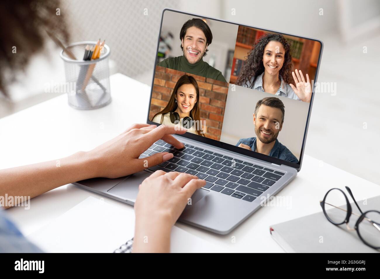 Moderne Technologie, visuelles Online-Meeting mit pc-Internetverbindung und Webcam Stockfoto