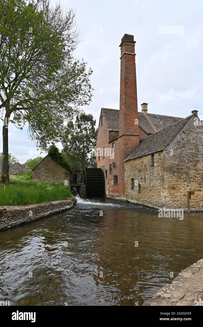 Die alte Mühle im Cotswold-Dorf Lower Slaughter, die am River Eye steht. Es ist ein beliebtes Touristenziel in diesem Teil von Gloucesters Stockfoto