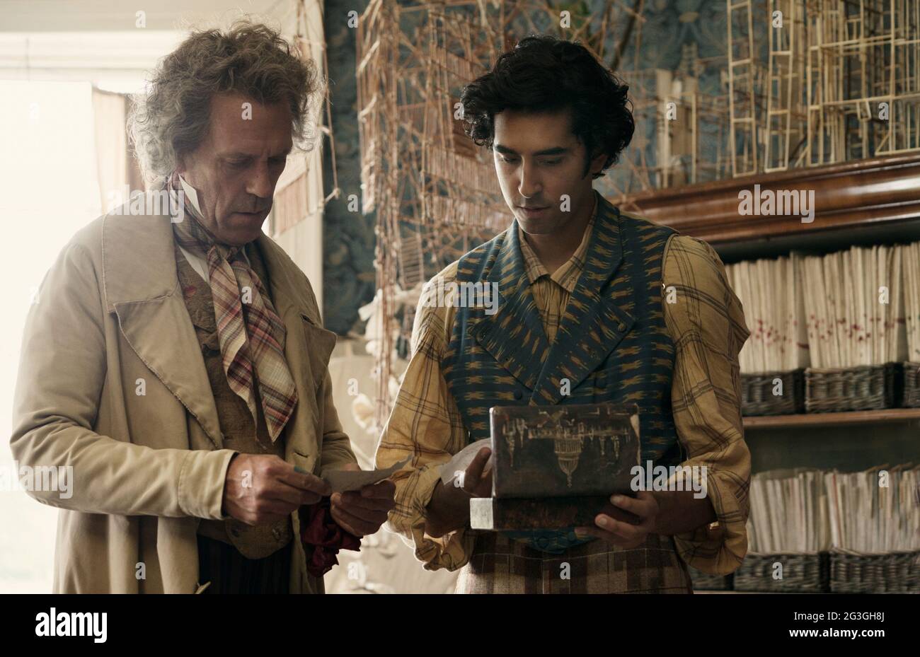Hugh Laurie, Dev Patel, 'The Personal History of David Copperfield' (2021) Credit: Searchlight Pictures / The Hollywood Archive Stockfoto