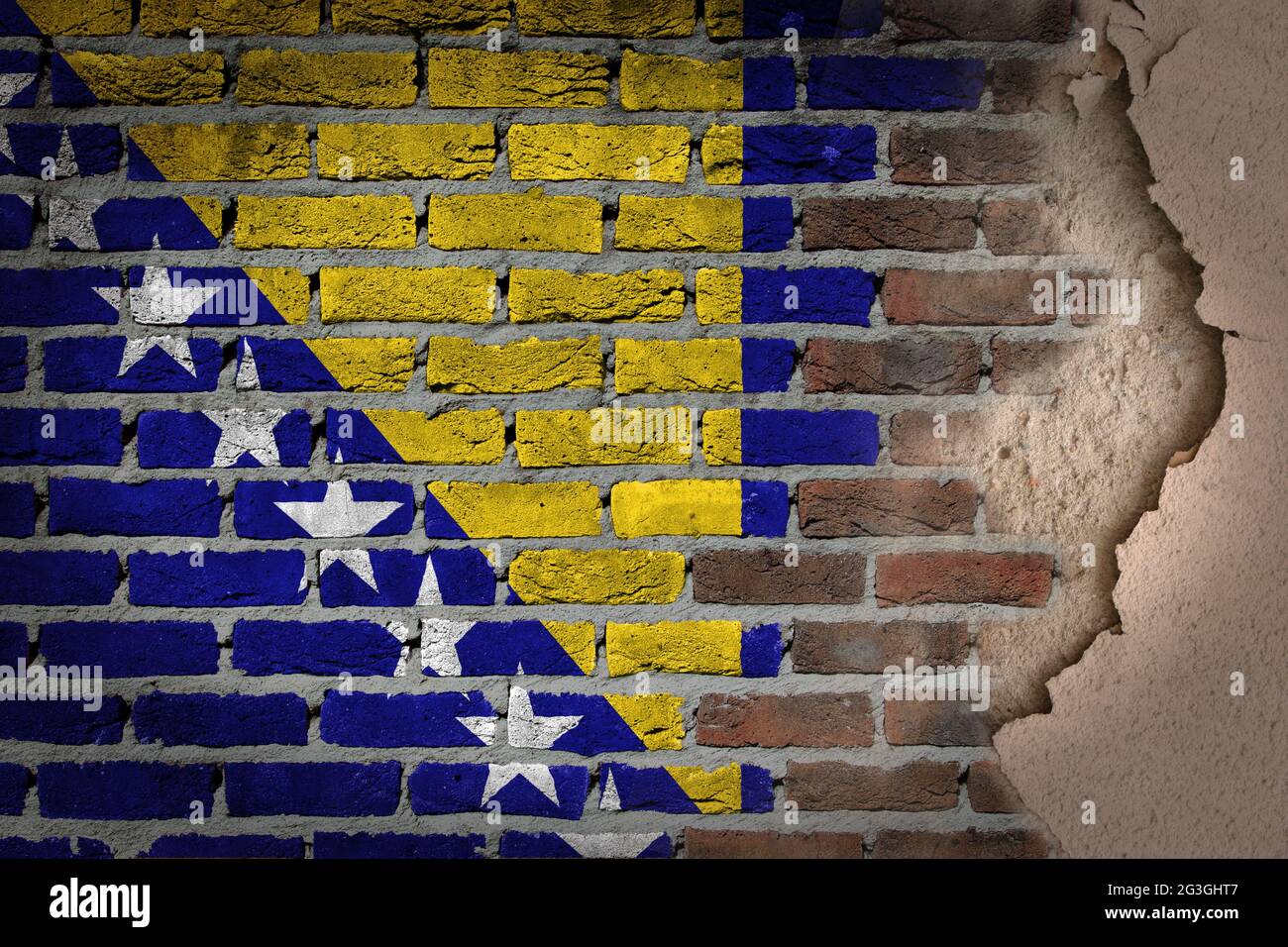 Dunkle Ziegelwand mit Gips - Bosnien und Herzegowina Stockfoto