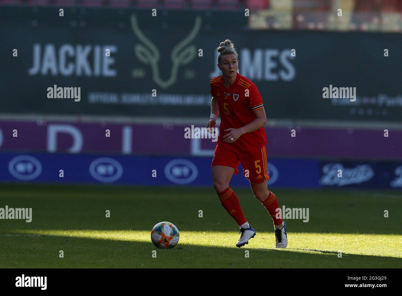 Llanelli, Großbritannien. Juni 2021. Rhiannon Roberts aus Wales Frauen in Aktion. Women's international Football Friendly, Wales V Scotland at the Parc y Scarlets Stadium in Llanelli, South Wales on Tuesday 15th June 2021. PIC by Andrew Orchard/Andrew Orchard Sports Photography/Alamy Live News Credit: Andrew Orchard Sports Photography/Alamy Live News Stockfoto