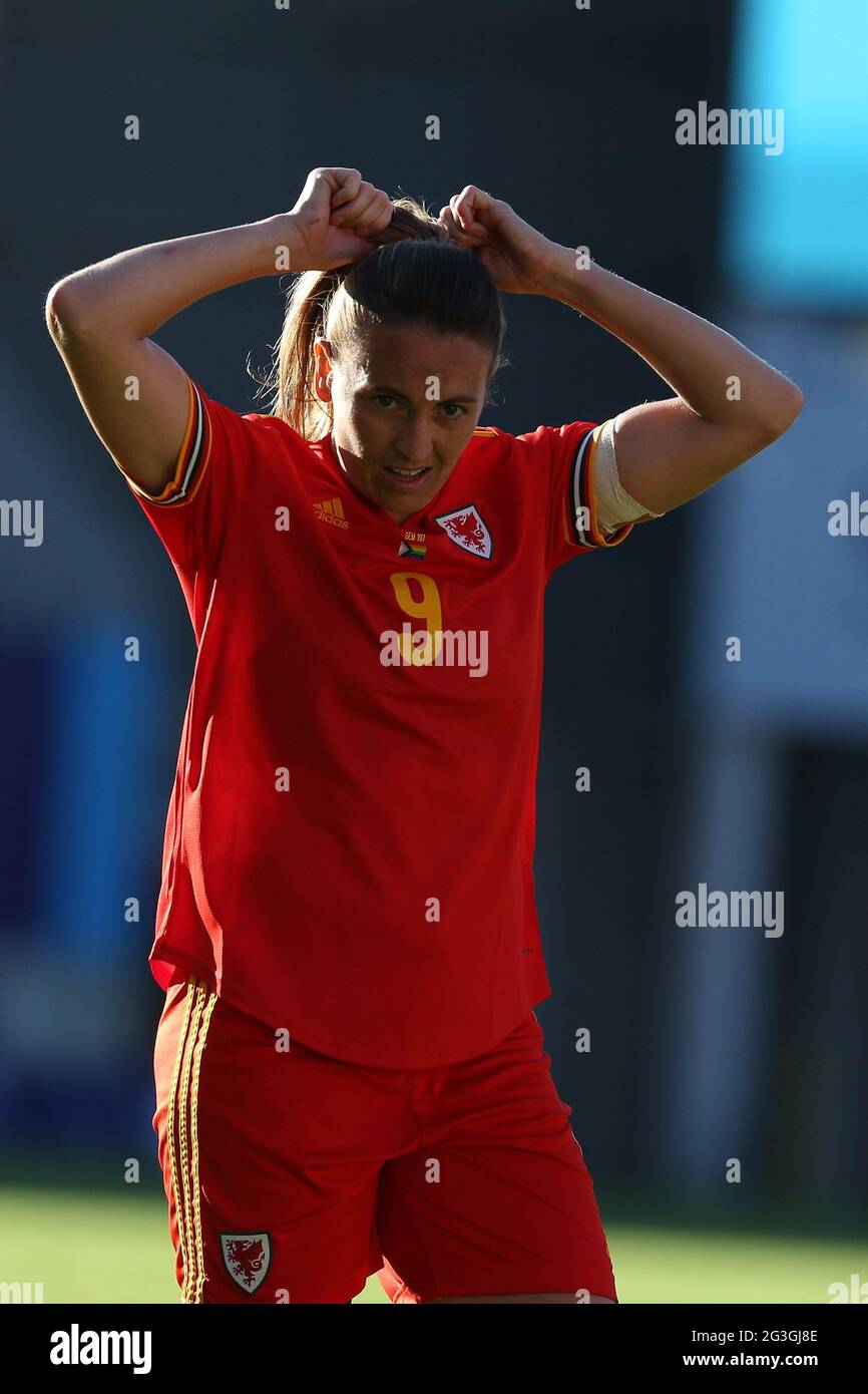 Llanelli, Großbritannien. Juni 2021. Kayleigh Green von Wales Frauen schaut auf. Women's international Football Friendly, Wales V Scotland at the Parc y Scarlets Stadium in Llanelli, South Wales on Tuesday 15th June 2021. PIC by Andrew Orchard/Andrew Orchard Sports Photography/Alamy Live News Credit: Andrew Orchard Sports Photography/Alamy Live News Stockfoto