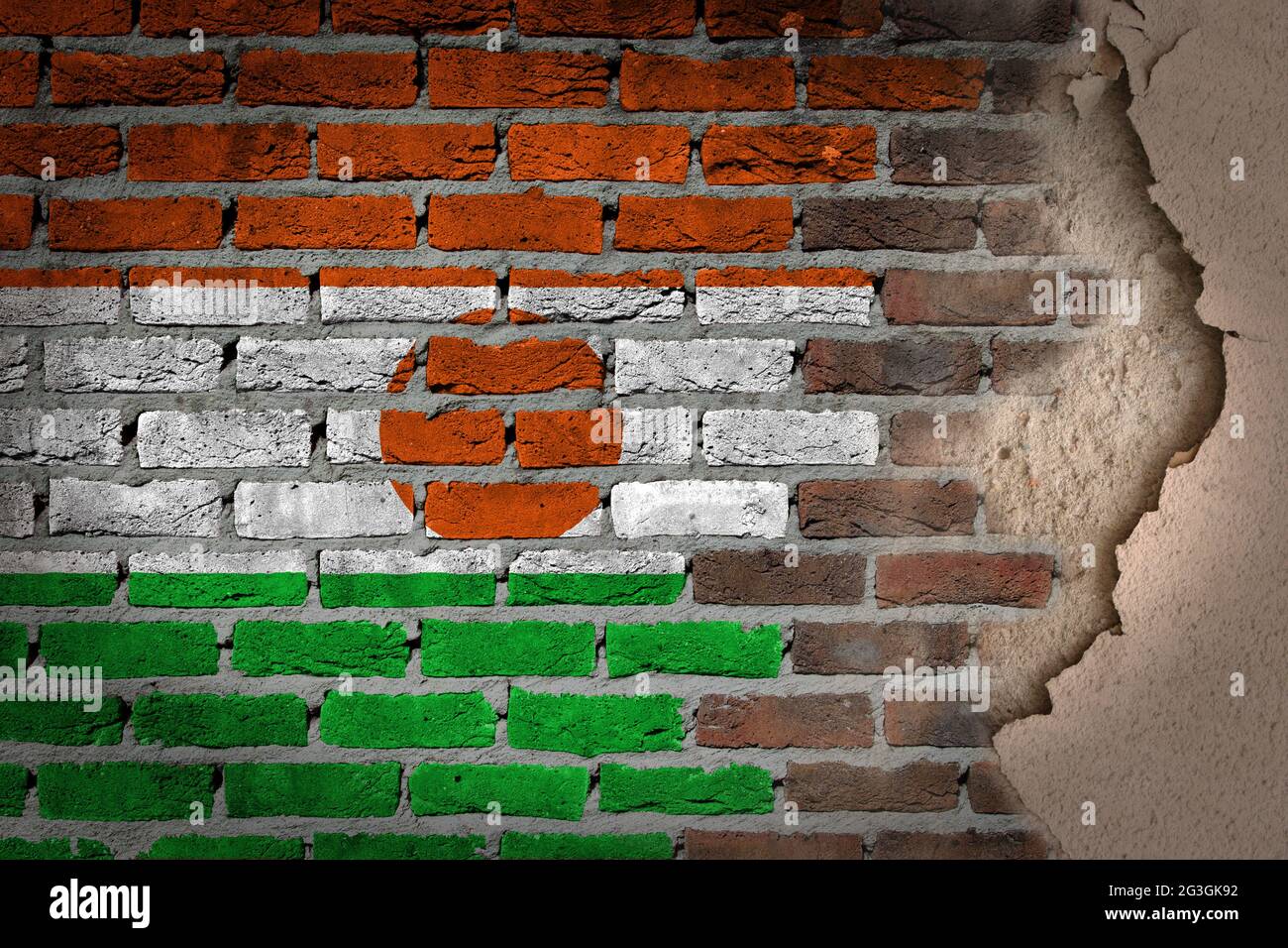 Dunkle Ziegelwand mit Gips - Niger Stockfoto