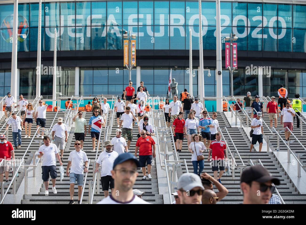 England-Fans vor dem Wembley-Stadion vor der EM 2020 zwischen England und Kroatien Stockfoto